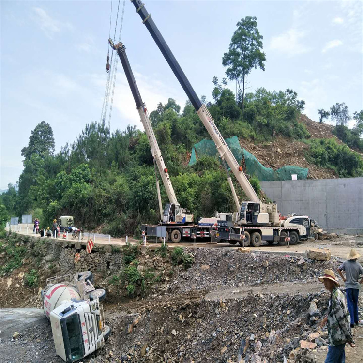 邢台桥东汽车掉沟里叫吊车救援要多少钱